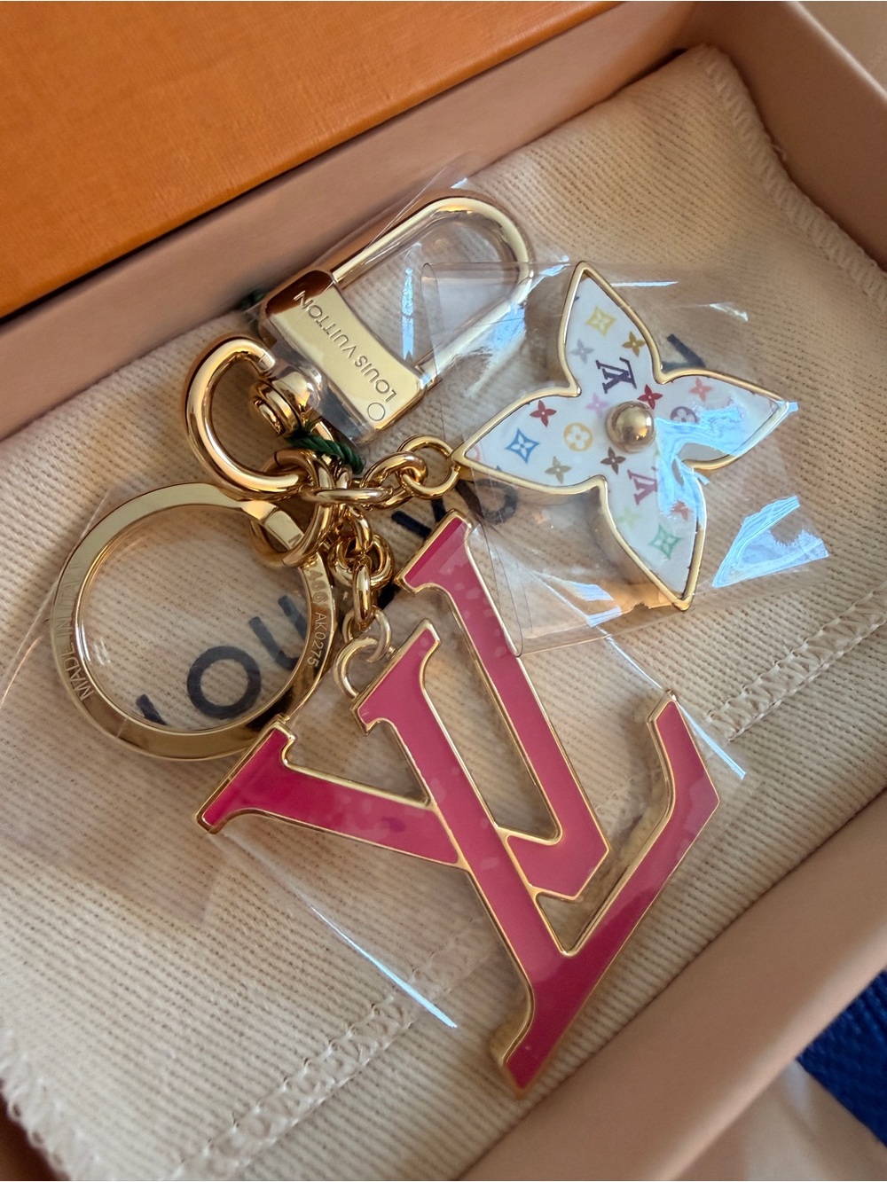 LOUIS VUITTON MURAKAMI KEY CHAIN BRAND NEW IN BOX WITH DUST BAG & STICKERS ON! - Picture 4 of 9